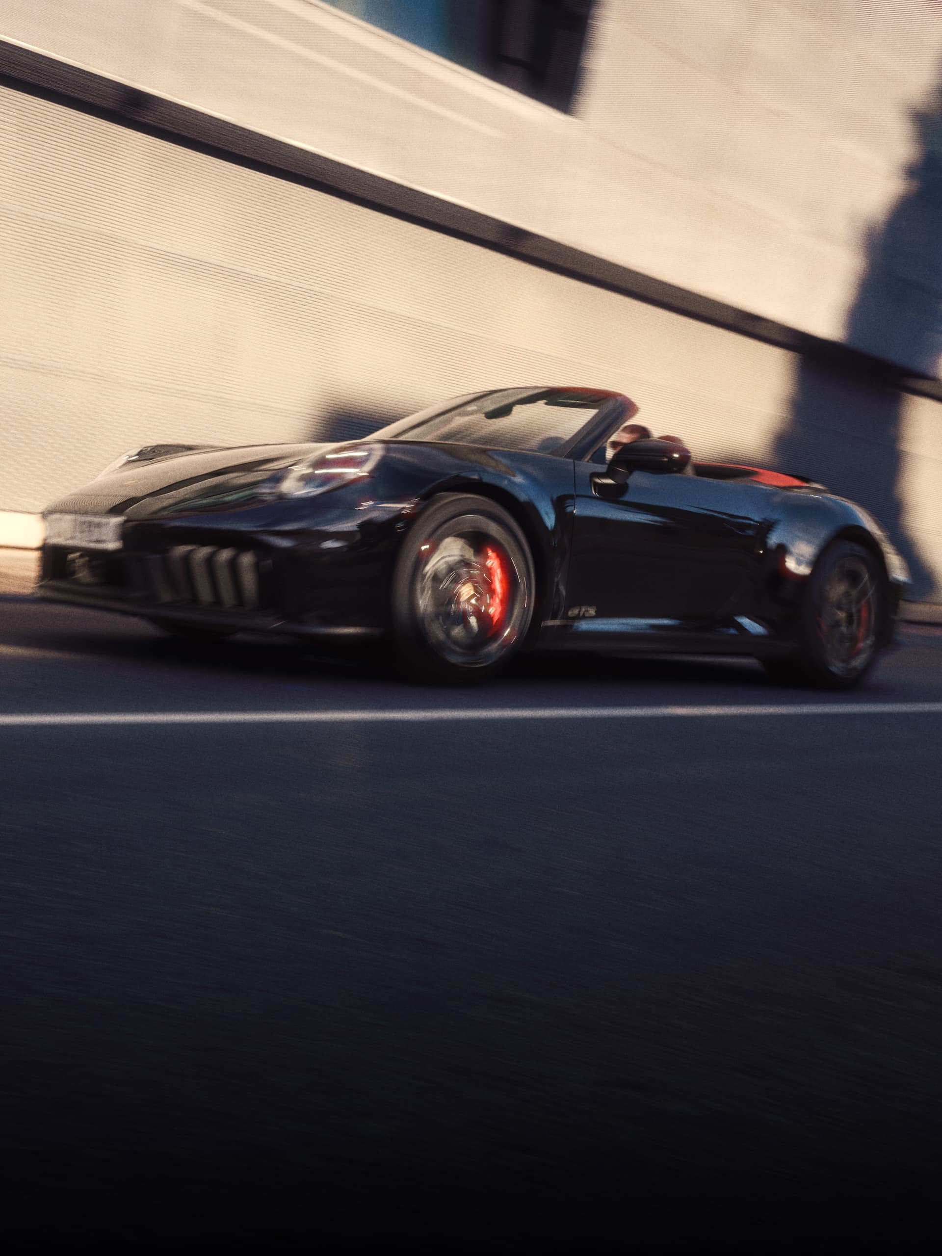 Une Porsche 911 circulant sur une route.